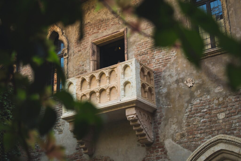 the balcony of Juliet at Casa di Giulietta in Verona, Italy